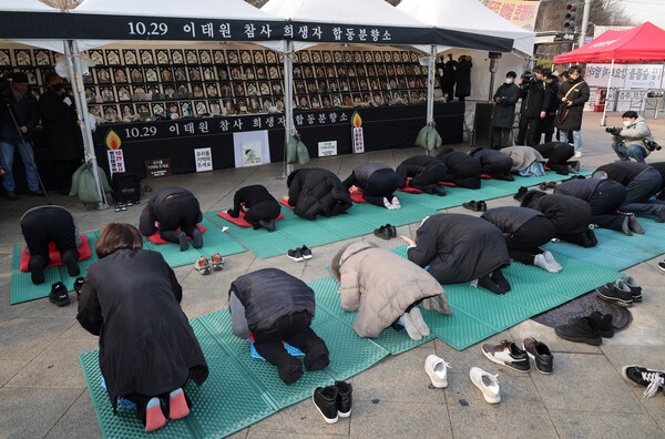 이태원 참사 유가족협의회와 시민대책회의가 31일 이태원 분향소에서 159명 희생자를 위한 159배를 하고 있다. 2023.1.31. 연합뉴스