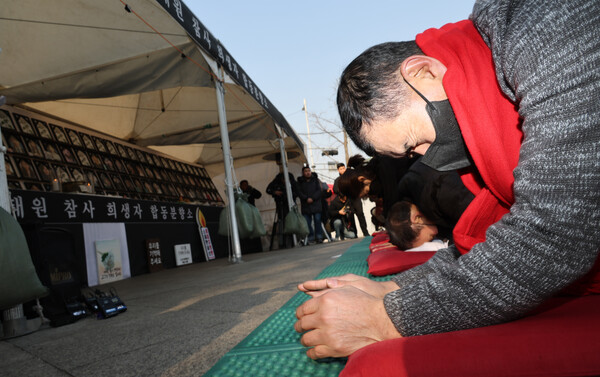 이태원 참사 유가족협의회와 시민대책회의가 31일 이태원 분향소에서 159명 희생자를 위한 159배를 하고 있다. 2023.1.31. 연합뉴스