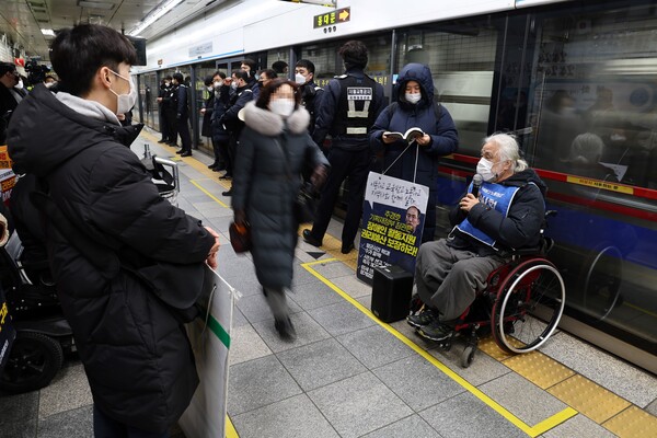 25일 오전 서울 혜화역에서 전국장애인차별철폐연대(전장연)가 지하철 선전전을 이어가고 있다. 2023.1.25. 연합뉴스
