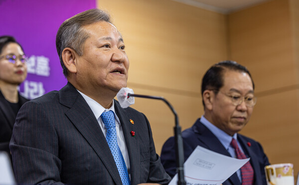 해 업무보고를 마친 이상민 행정안전부 장관이 27일 오후 서울 종로구 정부서울청사에서 열린 통일부,행안부,국가보훈처, 인사혁신처 합동브리핑에서 2023년 행안부 중점 과제에 대해 설명하고 있다. 2023.1.27. 연합뉴스