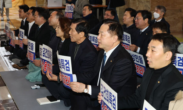 더불어민주당 의원들이 1일 밤 서울 여의도 국회 로텐더홀에서 열린 김건희 특검 및 10.29 참사 책임자 파면 촉구 국회 밤샘 농성토론에서 구호를 외치고 있다. 2023.2.1. 연합뉴스