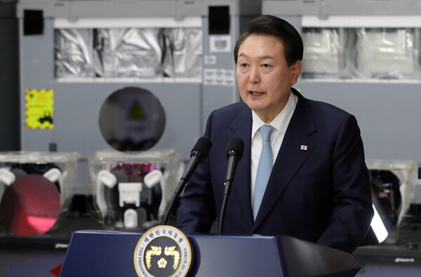 윤석열 대통령이 1일 경상북도 구미시 SK 실트론에서 열린 반도체 웨이퍼 증설 투자협약식에 참석, 격려사를 하고 있다. 2023.2.1 [대통령실통신사진기자단]. 연합뉴스