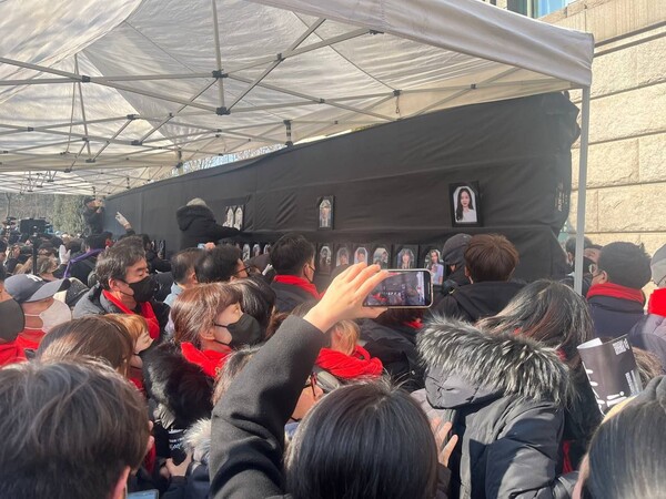 이태원 참사 유가족과 시민들이 경찰과 서울시 공무원들의 방해 속에 분향소를 설치하고 있다. 김성진 기자