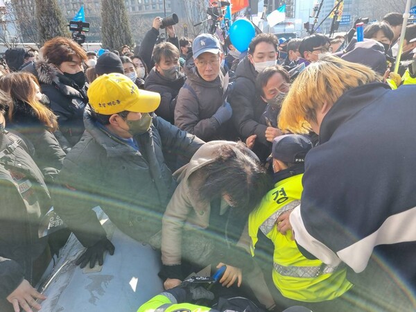 이태원 참사 유가족과 시민들이 추모행진을 하자 경찰이 물리력을 행사해 저지하고 있다. 김성진 기자