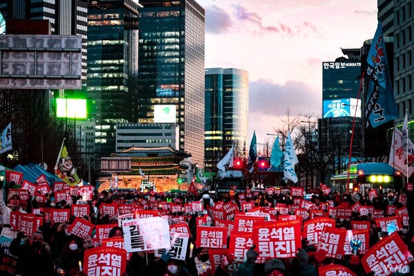 28일 오후 서울 도심에서 열린 24차 촛불대행진에 참석한 시민들이 '윤석열은 퇴진하라' 등의 구호를 외치며 행진하고 있다. 2023.1.28. 이호 작가
