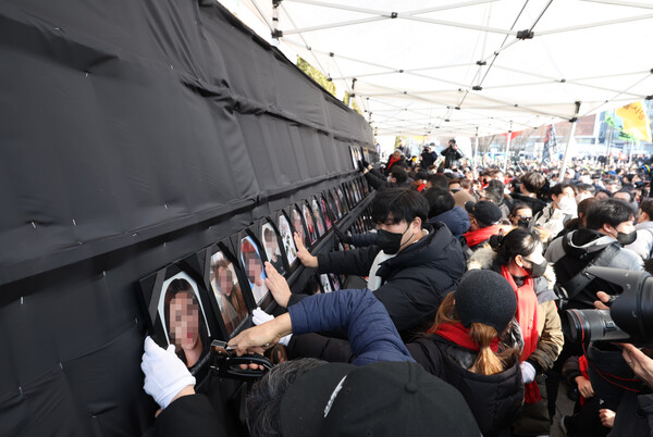 이태원 참사 발생 100일을 하루 앞둔 4일 오후 거리 행진을 하던 10·29 이태원 참사 시민대책회의와 유가족협의회가 서울광장에 새 분향소를 설치하고 있다. 2023.2.4. 연합뉴스