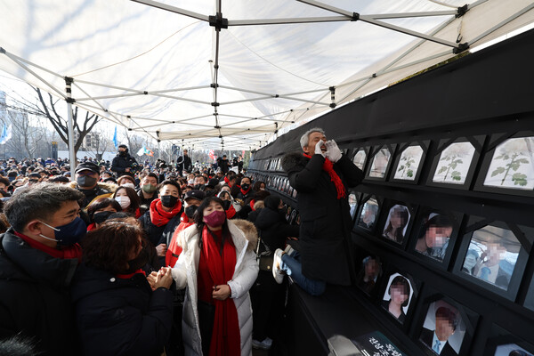이태원 참사 발생 100일을 하루 앞둔 4일 오후 거리 행진을 하던 10·29 이태원 참사 시민대책회의와 유가족협의회가 서울광장에 분향소를 설치했다. 유가족이 경찰과 서울시 공무원들에게 항의하는 모습. 2023.2.4. 연합뉴스