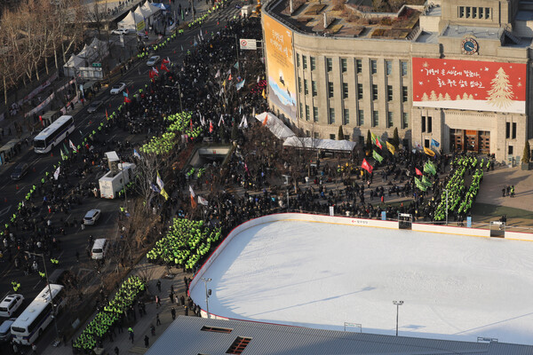이태원 참사 발생 100일을 하루 앞둔 4일 오후 경찰이 서울광장에 설치된 이태원참사 분향소를 둘러싸고 있다. 2023.2.4 [공동취재] 연합뉴스