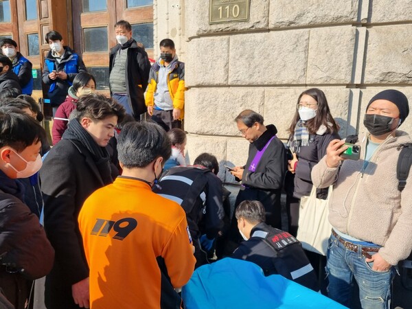 10·29 이태원 참사 유가족협의회와 시민대책회의가 4일 오후 서울광장에 분향소를 설치한 가운데, 서울시 공무원 수십명이 분향소 철거를 시도하면서 희생자 누나 A씨가 쓰러져 국립의료원으로 이송됐다. 2023.2.4. 김성진 기자