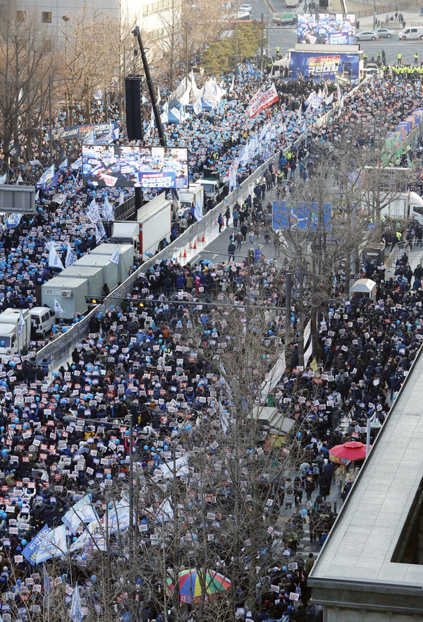 4일 오후 서울 숭례문 인근 세종대로에서 민주당 당원 및 지지자들이 윤석열 정권 민생파탄 검사독재 규탄대회를 하고 있다. 2023.2.4 [공동취재] 연합뉴스