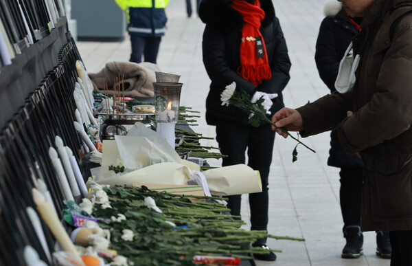 이태원 참사 발생 100일을 맞은 5일 시청 앞 서울광장에 마련된 10·29 이태원 참사 희생자 합동분향소에서 시민들이 헌화하고 있다. 2023.2.5. 연합뉴스