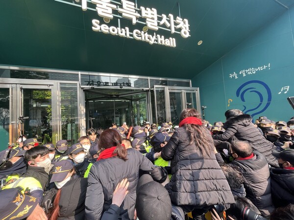 6일 오전 유가족들이 서울광장 분향소에 난로 반입을 금지한 서울시와 경찰에 항의하기 위해 서울시청 진입을 시도하고 있다. 난로 반입도 막은 경찰의 행태에 분노하던 한 유가족이 기절하는 과정에서 부상을 입어 119에 후송됐으며, 시청 진입을 시도하던 다른 유가족도 바닥에 쓰러져 119에 후송됐다. 2023.2.6. 김성진 기자