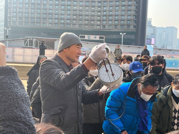 6일 서울시와 경찰이 서울광장 반입을 저지한 전기 난로. 시민대책회의 측에서 기자들에게 난로를 들어보이고 있다. 2023.2.6. 김성진 기자.