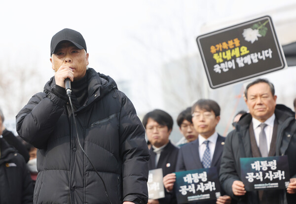 6일 시청 앞 서울광장에 마련된 10·29 이태원 참사 희생자 합동분향소 앞에서 열린 '분향소 철거 예고 서울시 규탄 기자회견'에서 이종철 유가족협의회 대표가 발언하고 있다. 2023.2.6. 연합뉴스