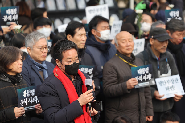 6일 시청 앞 서울광장에 마련된 10·29 이태원 참사 희생자 합동분향소 앞에서 열린 '분향소 철거 예고 서울시 규탄 기자회견'에서 유가족이 발언하고 있다. 2023.2.6. 연합뉴스