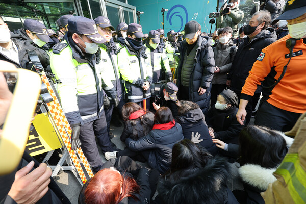 6일 서울 시청 앞에서 이태원 참사 희생자 유가족이 오세훈 서울시장과의 면담 등을 요구하고 있다. 2023.2.6. 연합뉴스