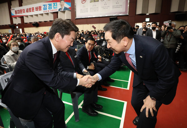 국민의힘 안철수(왼쪽)·김기현 당 대표 후보가 5일 오후 서울 동대문구청 대강당에서 열린 국민의힘 동대문구 갑을 합동 당원대회에서 인사를 나누고 있다. 2023.2.5 [공동취재] 연합뉴스