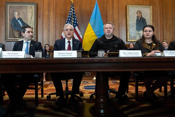 메릭 갈런드 미국 법무장관(왼쪽 두번째) 안드리 코스틴 우크라이나 검찰총장(오른쪽 두번째)의 모습.2023 02 03 연합뉴스