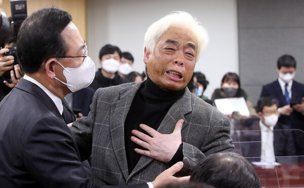 국민의힘 주호영 원내대표(왼쪽)가 20일 오후 국회 의원회관 제9간담회실에서 열린 이태원 참사 유가족협의회 간담회에서 눈물 흘리는 이종철 10.29 이태원 참사 유가족협의회 대표를 위로하고 있다. 이 대표는 "분향소 현장에서 신자유연대 철수시켜 달라"고 간곡히 호소하며 "그게 사람이냐"고 절규했다. 2022.12.20 [공동취재] 연합뉴스