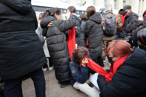 지난 6일 시청 앞 서울광장에 마련된 10·29 이태원 참사 희생자 합동분향소 앞에서 열린 '분향소 철거 예고 서울시 규탄 기자회견'을 마치고 유가족들이 눈물을 흘리고 있다. 2023.2.6. 연합뉴스