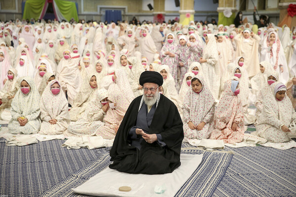 3일 이란 최고지도자 아야툴라 알리 하메네이가 '천사들의 축하' 행사에서 소녀들과 함께 기도하고 있다. 2023.2.3. AFP 연합뉴스
