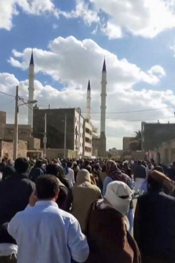 3일 이란의 남동부 도시 자헤단에서 시민들이 "정치범 석방"을 외치며 시위를 벌이고 있다. 2023.2.3. AFP 연합뉴스