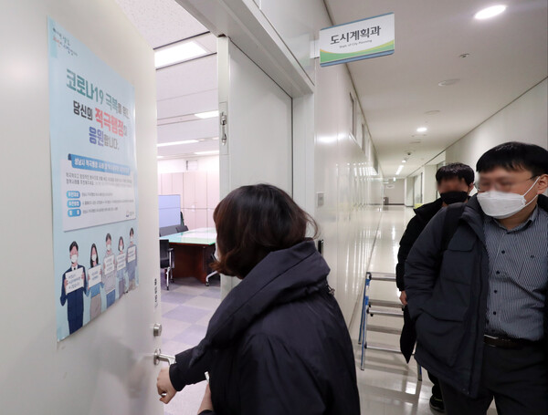 검찰이 '백현동 개발 특혜 의혹과 관련해 7일 오전 경기 성남시청과 성남도시개발공사, 부동산 개발회사인 아시아디벨로퍼 등 40여 곳을 압수수색 했다. 사진은 압수수색을 위해 성남시청 도시개발과로 들어가는 검찰 관계자들. 2023.2.7. 연합뉴스