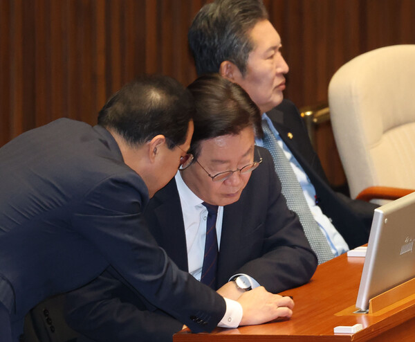 더불어민주당 이재명 대표와 박홍근 원내대표가 7일 오후 열린 국회 경제분야 대정부 질문에서 대화하고 있다. 2023.2.7. 연합뉴스