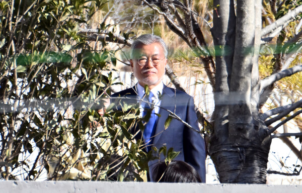 문재인 전 대통령이 2일 경남 양산시 하북면 평산마을 자신의 사저에서 더불어민주당 이재명 대표 등 당 지도부가 나서는 모습을 바라보고 있다. 2023.1.2 [공동취재] 연합뉴스