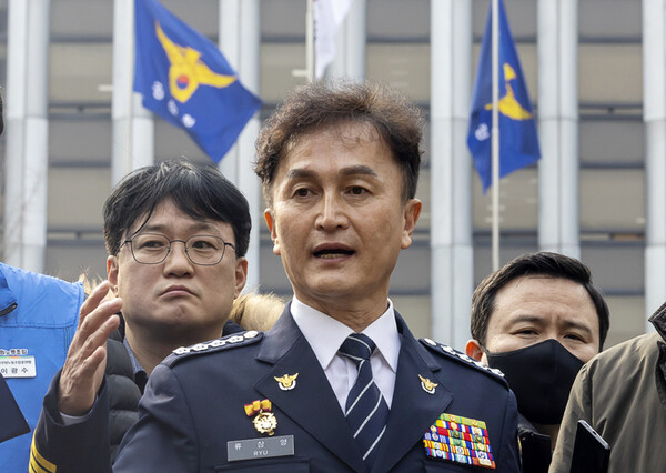 경찰국 설치에 반발하는 전국총경회의를 주도했다는 이유로 징계를 받은 류삼영 총경이 지난 6일 경찰 총경급 정기 전보인사와 관련, 기자회견을 하고 있다. 연합뉴스