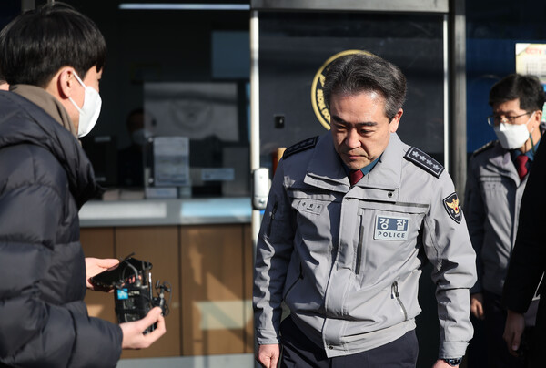 윤희근 경찰청장이 1일 오후 관내 술에 취한 시민을 놔둔 채 철수했다가 사망사고가 발생한 서울 동대문경찰서의 한 파출소를 점검차 방문하고 있다. 2023.2.1 연합뉴스