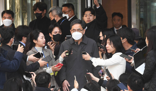 곽상도 전 국회의원이 8일 오후 서초구 서울중앙지법에서 열린 1심 선고 공판을 마친 후 법정을 나서며 취재진 질문에 답하고 있다. 2023.2.8. 연합뉴스