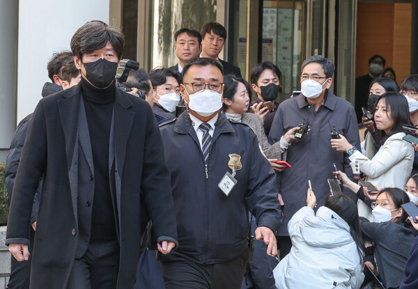 1심 선고공판 후 곽상도 전 의원이 취재진의 질문에 답하고 있는 가운데 남욱 변호사가 그 옆을 지나 법원을 나서고 있다. 2023.2.8. 연합뉴스