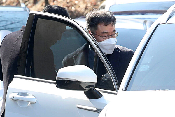 곽상도 50억 뇌물 공여 혐의에 대해 무죄를 선고받은 감만배 씨가 선고 공판 후 법원을 떠나고 있다. 2023.2.8. 연합뉴스