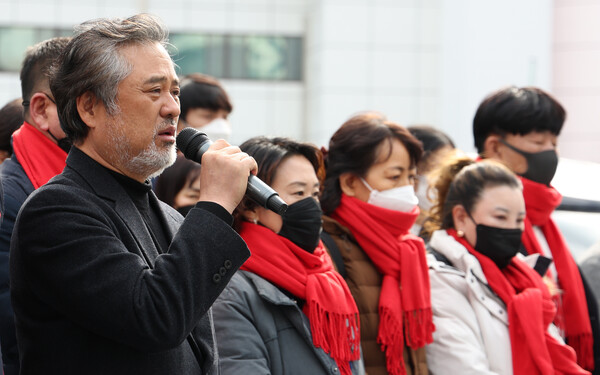 이태원 참사 유족과 이태원참사경남대책회의가 9일 경남 창원시 성산구 창원시의회 입구에서 기자회견을 열고 있다. 이들은 정부 사과와 유족과 고인에 막말한 김미나 창원시의원에 대한 퇴출을 요구했다. 2023.2.9. 연합뉴스