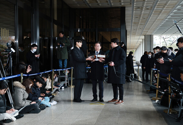 더불어민주당 이재명 대표가 10일 서울 서초구 서울중앙지방검찰청에 도착, 위례 신도시·대장동 개발사업 의혹과 관련해 검찰 조사를 받기 위해 청사 안으로 들어가며 입장을 밝히고 있다. 2023.2.10. 연합뉴스