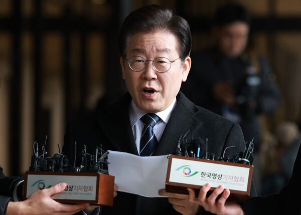 더불어민주당 이재명 대표가 10일 서울 서초구 서울중앙지방검찰청에 도착해 위례 신도시·대장동 개발사업 의혹과 관련해 소환 조사를 받기 위해 검찰 청사로 들어가던 중 입장을 밝히고 있다. 2023.2.10. 연합뉴스