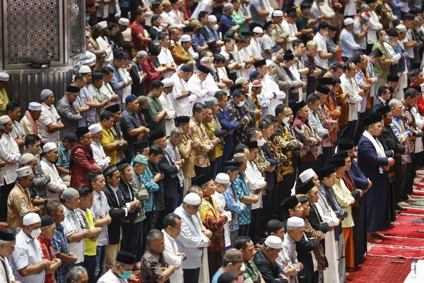 인도네시아 자카르타의 이스티크랄 그랜드 모스크에서 10일 무슬림들이 튀르키예와 시리아 북부를 강타한 지진 희생자들을 위한 기도를 올리고 있다. 2023.2.10 EPA연합뉴스 
