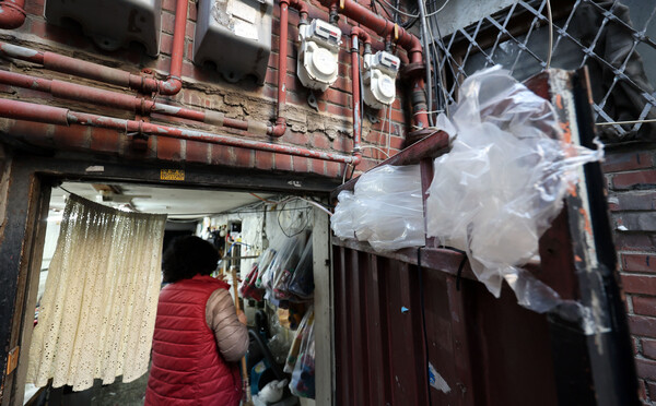 1일 서울 종로구 창신동의 한 의류공장 출입문 틈 사이로 찬바람을 막기 위한 비닐이 끼워져 있다. 2023.2.1. 연합뉴스