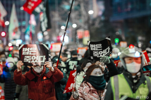 11일 서울 도심에서 열린 26차 촛불대행진에 참여한 시민들의 모습. 2023.2.11. 사진 이호 작가