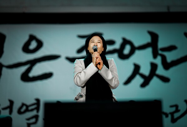 더불어민주당 이수진 의원(동작구 을)이 11일 서울 지하철 시청역 앞에서 열린 26차 촛불대행진에 참석해 발언하고 있다. 2023.2.11. 사진 이호 작가