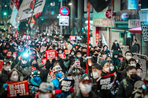 11일 26차 촛불 대행진에서 참여한 시민들이 '법은 죽었다' '윤석열 퇴진' 손팻말을 들고 도심을 행진하고 있다. 2023.2.11. 사진 이호 작가