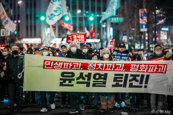 11일 김민웅 전 경희대 교수(왼쪽에 네번쨰), 박재동 화백(왼쪽에서 세번째)이 26차 촛불 대행진에 참여한 시민들과 함께 서울 도심을 행진하고 있다. 2023.2.11. 사진 이호 작가