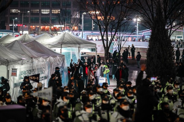 11일 촛불대행진에 응원을 보내는 이태원 참사 유가족들. 왼쪽에 서울광장 시민분향소가 설치돼 있다. 2023.2.11. 사진 이호 작가