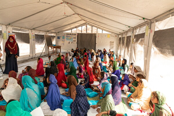 유니세프가 파키스탄 신드주의 한 마을에서 운영하는 임시교육센터. 아이들이 수학 수업에 열중하고 있다. 2023 0205. 연합뉴스