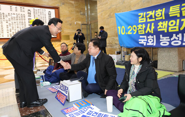 국민의힘 주호영 원내대표가 8일 오전 김진표 국회의장을 면담한 뒤 국회 로텐더홀에서 농성 중인 더불어민주당 김두관 의원 등과 인사하고 있다. 2023.2.8