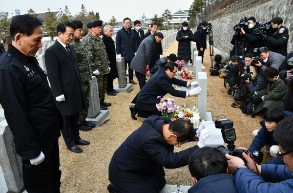 지난 1월 17일 국립서울현충원 묘역을 공수부대 장교들과 5·18민주화운동 관련 단체 임원들이 참배하고 있다. 5·18민주화운동부상자회 제공