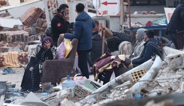 10일 오후(현지시간) 튀르키예 하타이 안타키아 시내에서 삶의 터전을 잃은 시민들이 길거리에 나앉아 있다. 2023.2.11 연합뉴스