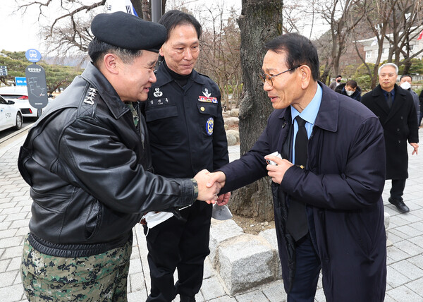 지난달 17일 서울 동작구 국립서울현충원에서 최익봉 특전사동지회 총재(왼쪽)와 황일봉 5·18 부상자회 회장이 악수를 하고 있다. 2023.1.17. 연합뉴스