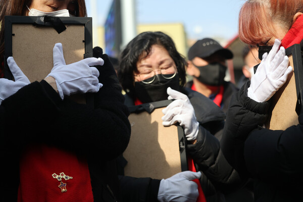 14일 오후 서울 용산구 녹사평역광장에 마련된 10·29 이태원 참사 희생자 시민분향소에서 녹사평역 분향소 이전ㆍ통합 기자회견을 마친 유가족이 영정을 안고 눈물을 흘리고 있다. 2023.2.14. 연합뉴스